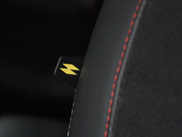 Renault Arkana 1.6 E-Tech Hybrid 145 R.S. Line | Leder/Alcantara | Stoelverwarming | Trekhaak | Adaptive cruise | Camera | Carplay | Keyless | Park Assist | Full LED | Navigatie