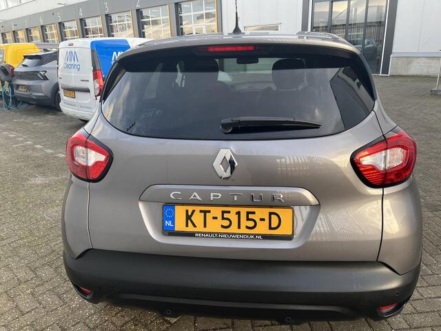 Renault CAPTUR 1.2 TCe Limited / NAVIGATIE / PARKEERSENSOREN / LICHTMETALEN VELGEN / 4 CILINDER 120 PK