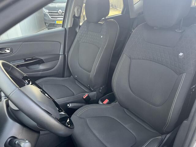 Renault CAPTUR 1.2 TCe Limited / NAVIGATIE / PARKEERSENSOREN / LICHTMETALEN VELGEN / 4 CILINDER 120 PK