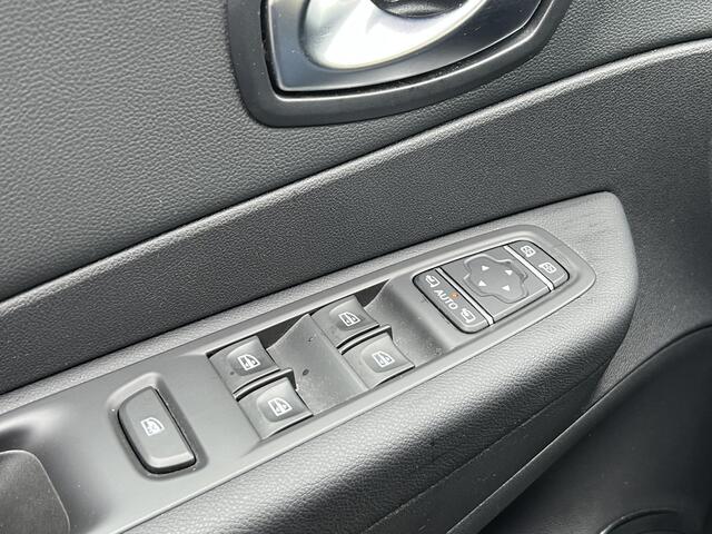 Renault CAPTUR 1.3 TCe Version S | Trekhaak | Navigatie | Achteruitrijcamera | Dodehoek detectie | LED | Cruise Control | Key-less | Lichtmetaal | Parkeersensoren |