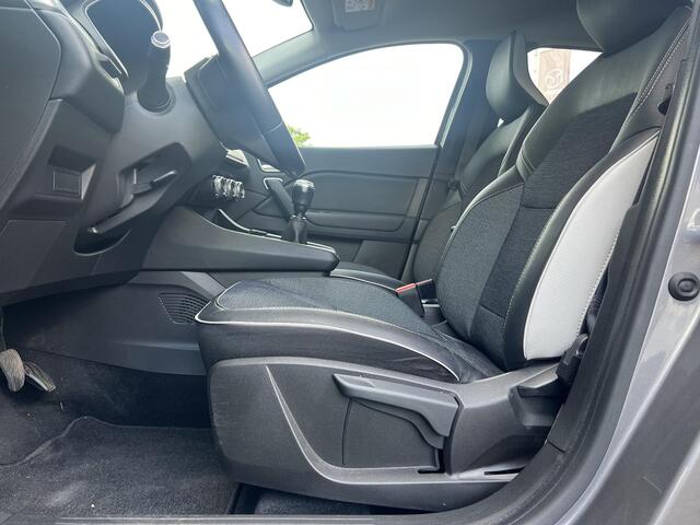 Renault CAPTUR 1.0 TCe 100 Intens TREKHAAK | NAVIGATIE | CAMERA | LAGE KM STAND 62.060km |