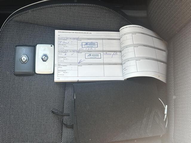 Renault CAPTUR 1.3 TCe 140 Intens / Trekhaak / Stoel & Stuurverwarming / Achteruitrijcamera / All Season Banden / Navigatie / 1e Eigenaar / Dealer Onderhouden / Climate Control / Apple Carplay & Android Auto /