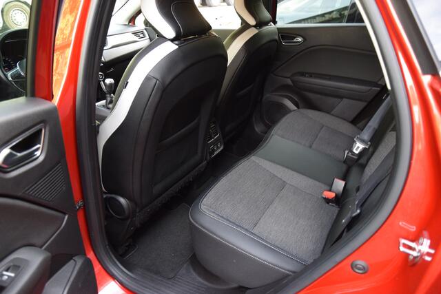 Renault CAPTUR 1.0 TCe 101PK Intens | Trekhaak | BOVAG Garantie | All Season Banden | Navigatie | Achteruitrijcamera | PDC Voor&Achter | Apple Carplay | Full LED | Dealer Onderhouden |