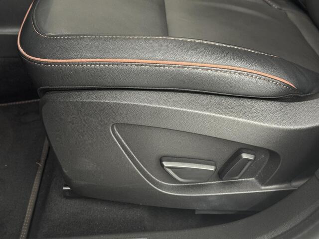 Renault CAPTUR 1.6 E-Tech Hybrid 145 Initiale Paris | Panoramadak | Trekhaak | Leder | Cruise Control Adaptief | BOSE-Audiosysteem |