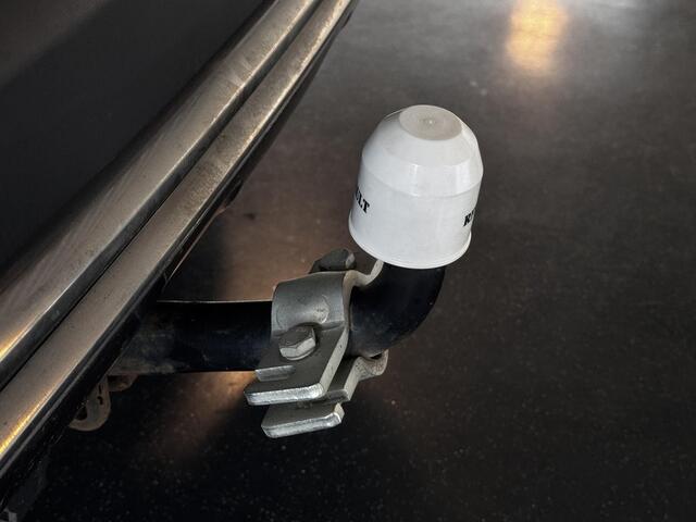 Renault CAPTUR 1.2 TCe Initiale Paris Automaat | Trekhaak | Lederen bekleding | Stoelverwarming |