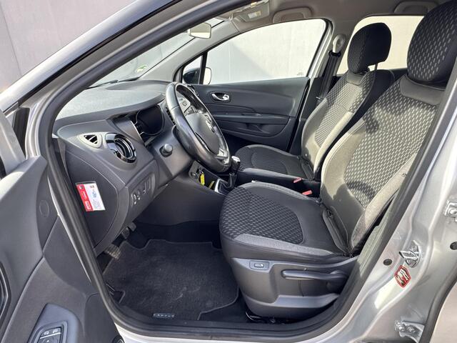 Renault CAPTUR TCe 90 Intens / Navigatie / Trekhaak / Climate Control / Hill hold functie / Parkeersensor achter / Voorstoelen verwarmbaar / Stuurwiel multifunctioneel