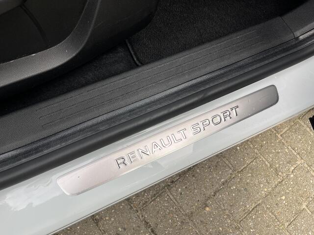 Renault CAPTUR 1.6 E-Tech Hybrid 145 R.S. Line / CAMERA / PARKEERSENSOREN VOOR EN ACHTER / NAVIGATIE GROOT SCHERM / APPLE CARPLAY / ANDROID AUTO