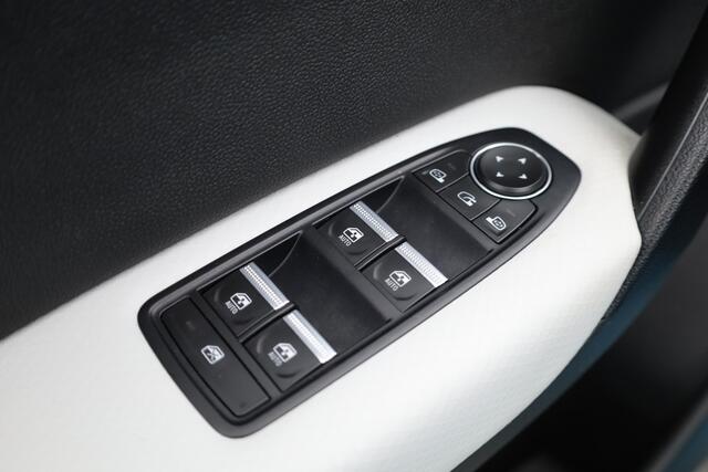 Renault CAPTUR 1.6 E-Tech Plug-in Hybrid 160 Intens | Trekhaak | All Season | Camera | Stoelverw. | Bose Audio | NAV + CarPlay | Cruise Ctrl.