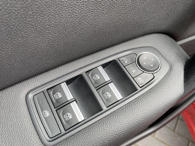 Renault CAPTUR 1.3 TCe 130 Intens / TREKHAAK / ACHTERUITRIJCAMERA / LEDEREN STOELBEKLEDING / AUTOMAAT