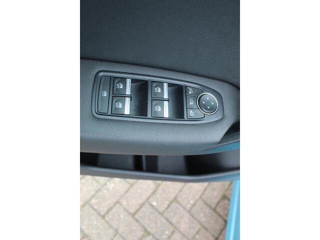 Renault CAPTUR 1.3 TCe 140 Initiale Paris , 1500kg Trekgewicht Climate control , Bluetooth , Navigtie , Camera Cruise control , Parkeersensoren