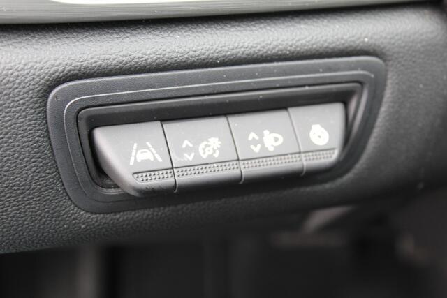 Renault CAPTUR 1.3 TCe 140 Initiale Paris , 1500kg Trekgewicht Climate control , Bluetooth , Navigtie , Camera Cruise control , Parkeersensoren