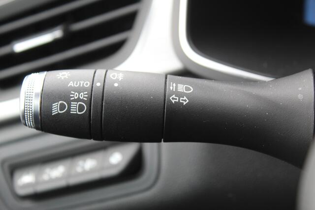 Renault CAPTUR 1.3 TCe 140 Initiale Paris , 1500kg Trekgewicht Climate control , Bluetooth , Navigtie , Camera Cruise control , Parkeersensoren