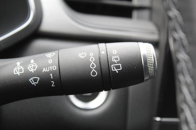 Renault CAPTUR 1.3 TCe 140 Initiale Paris , 1500kg Trekgewicht Climate control , Bluetooth , Navigtie , Camera Cruise control , Parkeersensoren