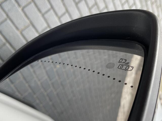 Renault CAPTUR 1.2 TCe Initiale Paris / AUTOMAAT / ZEER COMPLEET / NAVI / CLIMATE CONTROL / PDC + CAMERA / LEER / STOELVERWARMING /