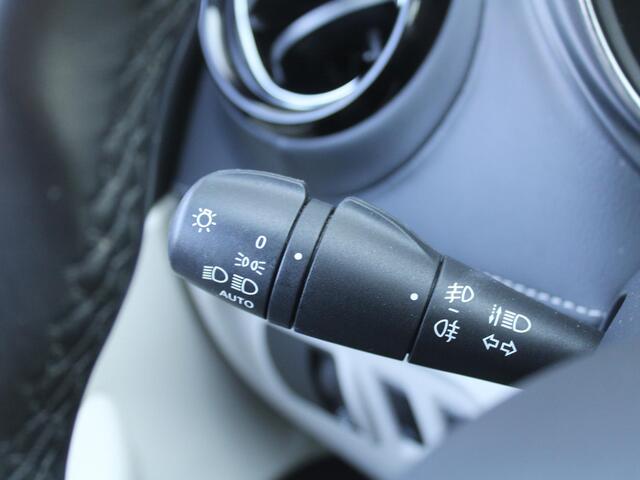 Renault CAPTUR 1.2 TCe Initiale Paris | Stoelverwarming | Camera | Leer | Bose audio | Dodehoek detectie | LED | 17" LM | Apple Carplay/Android Auto | Clima |