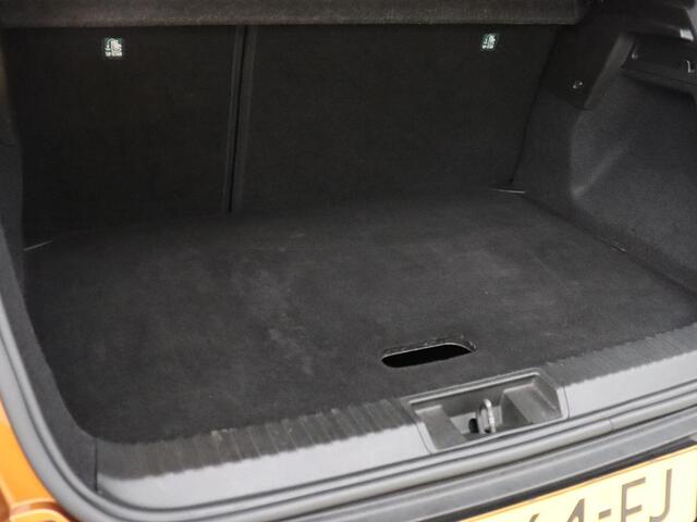 Renault CAPTUR 1.3 TCe 140 Intens | Trekhaak | Carplay | Camera | Half leder | Full LED | Keyless | Climate control | Navigatie | Sfeerverlichting | Cruise control | Bluetooth | Parkeerhulp | Origineel NL