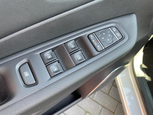 Renault CAPTUR 0.9 TCe Intens / DODEHOEKSENSOREN / ACHTERUITRIJCAMERA / CRUISE CONTROL / AIRCO