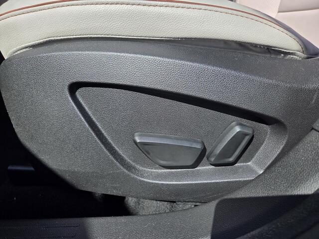 Renault CAPTUR 1.3 TCe 155 Initiale Paris / Wegklapbare Trekhaak / Schuif Kantel Dak / Dealer Onderhouden / Adaptieve Cruise Control / BOSE Audio / File Assistent / Stoel Stuur Verwarming /