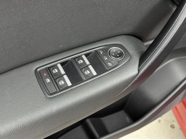 Renault CAPTUR 1.0 TCe 100Pk Intens | Navigatie | Climate Control | Cruise Control | Parkeersensoren incl. Camera | Trekhaak | Apple Carplay/Android Auto | Extra Getint Glas | Keyless Start&Entry |