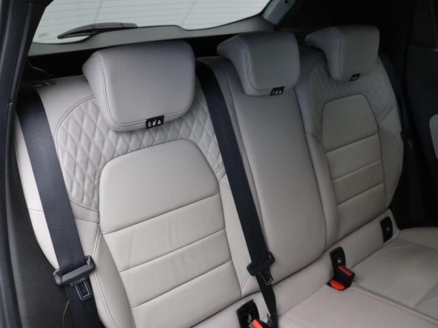 Renault CLIO 1.6 E-Tech Hybrid 140 Initiale Paris | All-Season Banden | Lederen interieur | Stuur en Stoelverwarming | BOSE Sound | Autonoom Inparkeren |