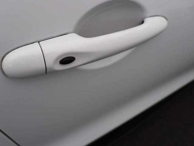 Renault CLIO TCe 90PK Intens | Achteruitrijcamera | Keyless Entry | Half Leer | Stoelverwarming | Navigatie |