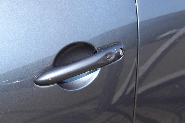 Renault CLIO Estate 0.9 TCe Intens Navigatie/Parkeersensoren/Airco/Cruise control/Keyless/Bluetooth/DAB/Multifunctioneel stuurwiel/Spraakbediening/16'' Lichtmetalen velgen/Elektrisch verstelbare spiegels/Elektrische ramen.