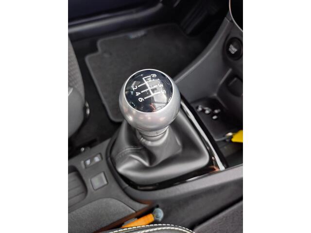 Renault CLIO 1.2 TCe Intens NAVIGATIE & BLUETOOTH / PARKEERSENSOREN / CLIMATE CONTROL / KEYLESS ENTRY / FULL LED / WINTERBANDESET INCL. VELGEN / TREKHAAK AFNEEMBAAR / STOELVERWARMING