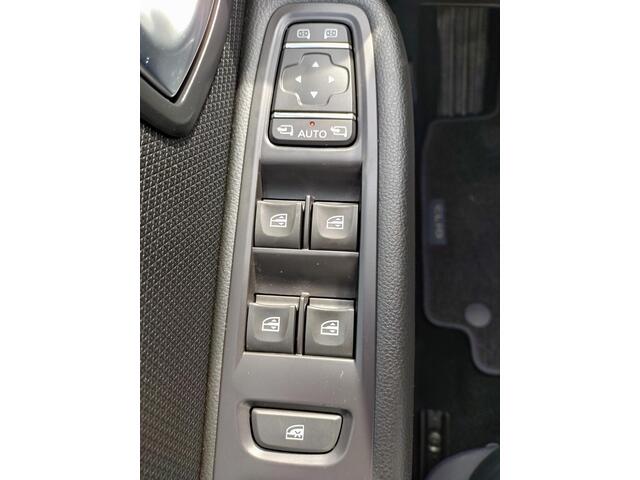 Renault CLIO 1.2 TCe Intens NAVIGATIE & BLUETOOTH / PARKEERSENSOREN / CLIMATE CONTROL / KEYLESS ENTRY / FULL LED / WINTERBANDESET INCL. VELGEN / TREKHAAK AFNEEMBAAR / STOELVERWARMING