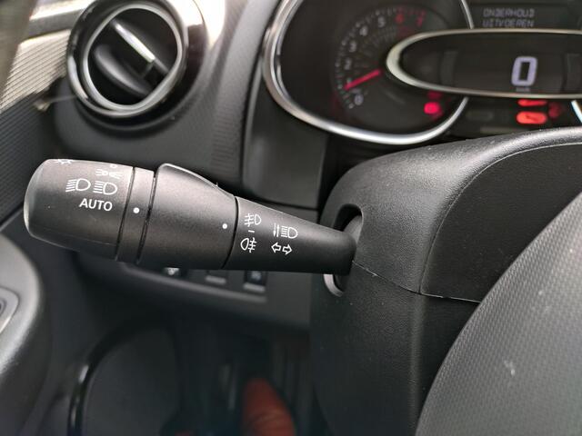 Renault CLIO 1.2 TCe Intens NAVIGATIE & BLUETOOTH / PARKEERSENSOREN / CLIMATE CONTROL / KEYLESS ENTRY / FULL LED / WINTERBANDESET INCL. VELGEN / TREKHAAK AFNEEMBAAR / STOELVERWARMING
