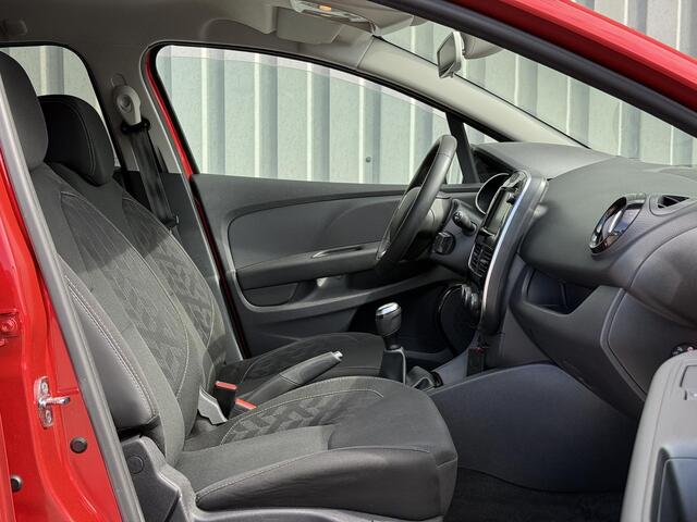 Renault CLIO Estate 0.9 TCe Limited / Navigatie / Stoelverwarming / Android Auto/Apple CarPlay / Achteruitrijcamera / Airconditioning / Cruise Control / Zwarte 17 Inch Lichtmetalen Velgen / 1.200 KG Trekgewicht /