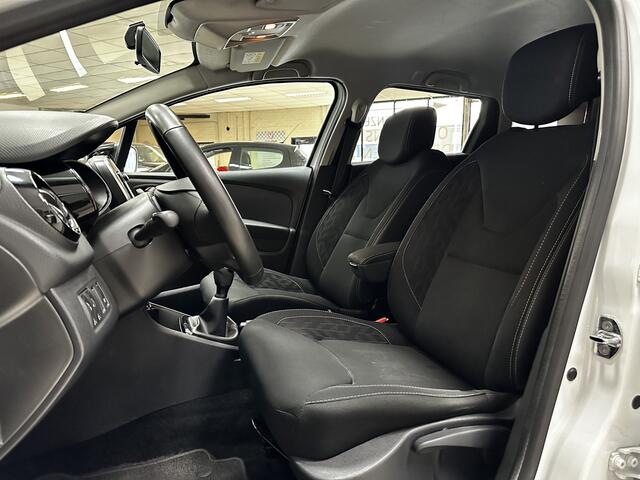 Renault CLIO Estate 0.9 TCe Limited/ Facelift!/ Apple + Android/ DAB+/ Keyless/ Navi/ Airco/ Cruise/ Elek. pakket/ Isofix/ Bluetooth/ Armsteun/ Multi. LEDER. Stuur/ 16'' LMV/ Mistl./ PDC/ Extra getint glas/ Chroom/ Dakrails.