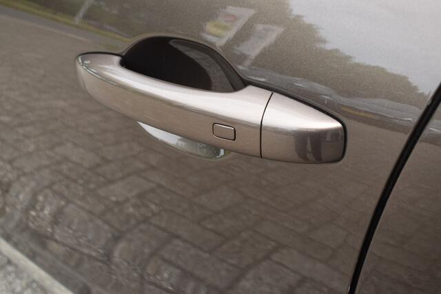 Renault CLIO 1.0 TCe Intens / Keyless / Parkeerhulp / Camera / Bluetooth / BOSE stereo / Start- stop
