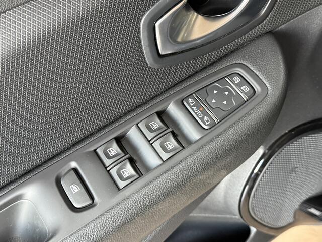 Renault CLIO 0.9 TCe 90pk | Bose | R-Link Navi | 17 inch | Stoelverwarming | LED | Camera | 100% Dealer onderhouden!
