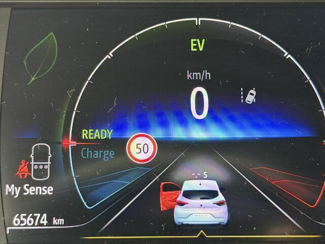 Renault CLIO 1.6 E-Tech Hybrid 140 First Edition / Clima / Camera / Navigatie / 17" LM velgen / Trekhaak