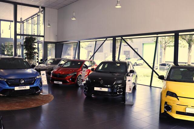 Renault CLIO TCe 90 Zen / DEALER OND. / 1E EIGENAAR / PACK STYLE / PDC A / LANE ASS. / CRUISE / AIRCO / DAB / APPLE CARPLAY / ANDROID AUTO / BLUETOOTH / PRIV GLASS / 16'' LMV