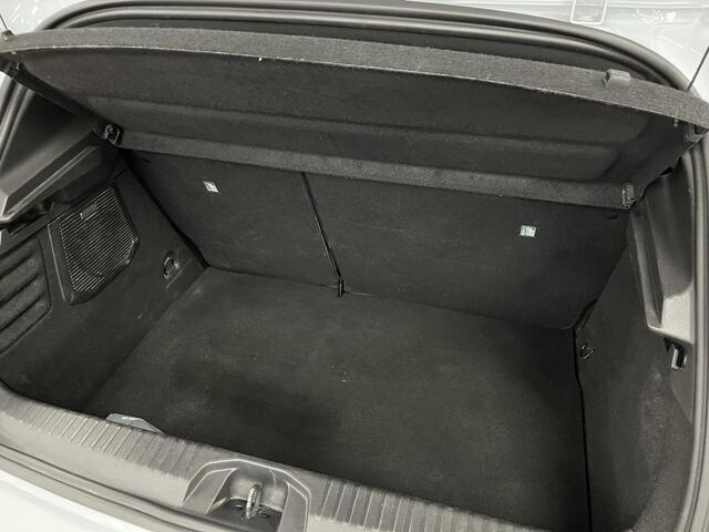 Renault CLIO 1.6 E-Tech Hybrid 140 Initiale Paris | Leder | 360 Camera | Dodehoeksensor |