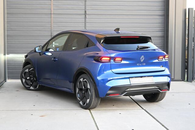 Renault CLIO esprit Alpine | Achteruitrijcamera | Elektronisch geregelde airconditioning | Grille in zwart met daarin verwerkt 113 Renault logo's