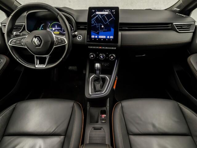 Renault CLIO 1.6 E-Tech Hybrid 140 Initiale Paris 140Pk Automaat (APPLE CARPLAY, GROOT NAVI, CAMERA, LEDER, BOSE AUDIO, GETINT GLAS, STOELVERWARMING, ZWART HEMEL, KEYLESS, NIEUWSTAAT)