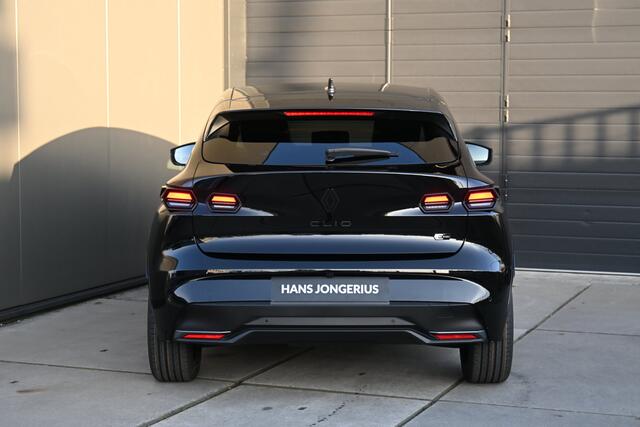 Renault CLIO esprit Alpine | Achteruitrijcamera | Elektronisch geregelde airconditioning | Grille in zwart met daarin verwerkt 113 Renault logo's