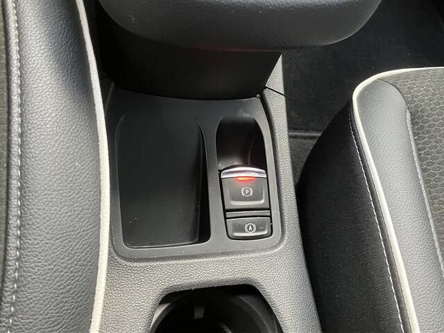 Renault CLIO TCe 100 Intens *NAVIGATIE / PDC VOOR-ACHTER *