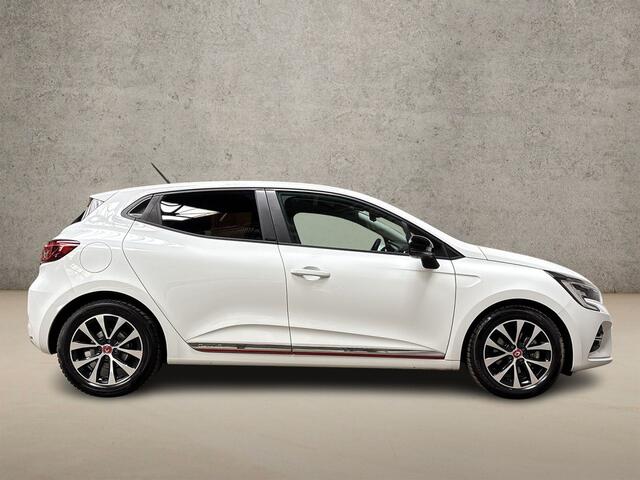 Renault CLIO 1.6 E-Tech Hybrid 140 Sport 140Pk Automaat (VIRTUAL COCKPIT, APPLE CARPLAY, GROOT NAVI, LM VELGEN, GETINT GLAS, SPORTSTOELEN, PARKEERSENSOREN, CRUISE, NIEUWE APK, NIEUWSTAAT)