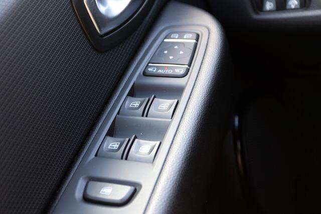 Renault CLIO 0.9 TCE INTENS zeer nette auto. NAVI,CLIMA, LED.