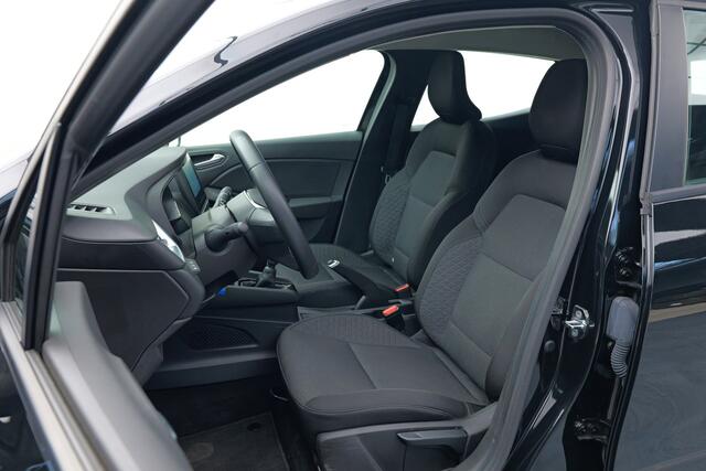 Renault CLIO 1.0 TCe Zen Technisch helemaal in orde, geleverd met nieuw onderhoud. Exterieur lichte plekjes, bij interesse kunt u langskomen en staat de koffie klaar!