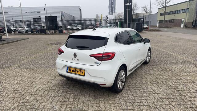 Renault CLIO 1.6 E-Tech Hybrid 140 Intens l CAMERA l PARKEERSENSOREN VOOR EN ACHTER | NAVIGATIE l BIJ ONS DEALER ONDERHOUDEN
