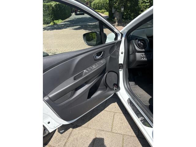 Renault CLIO Estate 0.9 TCe Limited Mooie complete auto met navigatie en cruise control en een trekhaak