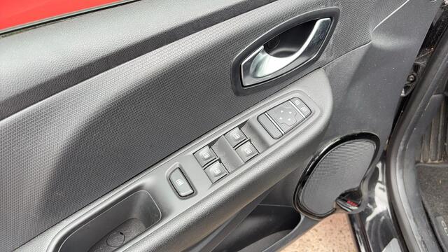 Renault CLIO 0.9 TCe Limited NAVI / AIRCO / PDC / BLUETOOTH / CRUISE / NL-AUTO