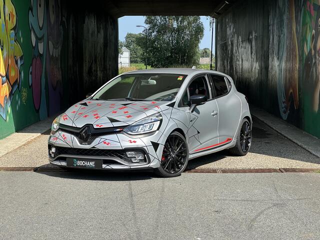 Renault CLIO 1.6 Turbo R.S. Trophy UNIEK! | ACHTERUITRIJCAMERA | STOELVERWARMING | AKRAPOVIC UITLAATSYSTEEM | BOSE AUDIOSYSTEEM |