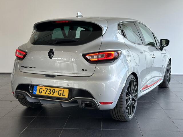 Renault CLIO 1.6 Turbo R.S. Trophy UNIEK! | ACHTERUITRIJCAMERA | STOELVERWARMING | AKRAPOVIC UITLAATSYSTEEM | BOSE AUDIOSYSTEEM |