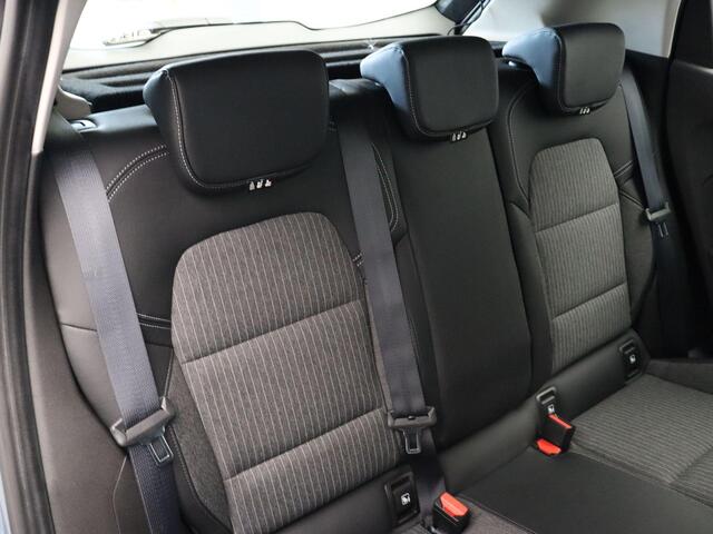 Renault CLIO 1.0 TCe Intens | Cruise control | Climate control | Achteruitrijcamera | Lichtmetalen velgen 17'' | Apple carplay / Android auto | Trekhaak |