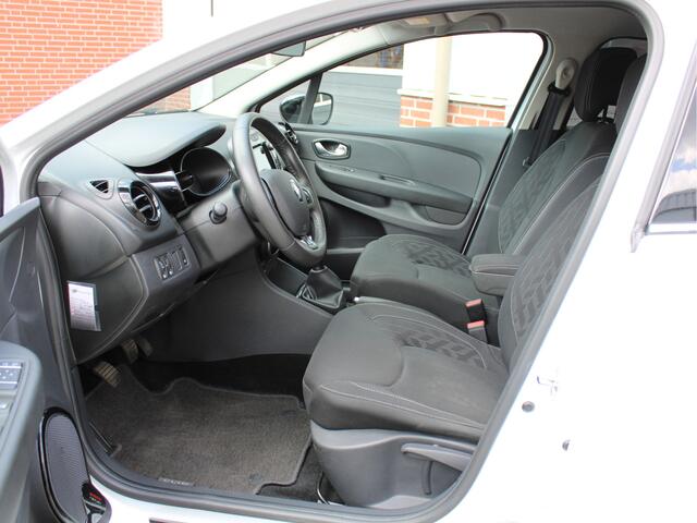 Renault CLIO Estate 0.9 TCe 90PK Limited /NAVI/PDC/Donker glas/16'LM/Keyless/LED/DAB+/Bluetooth/ISOFIX/NAP! 1e eig!